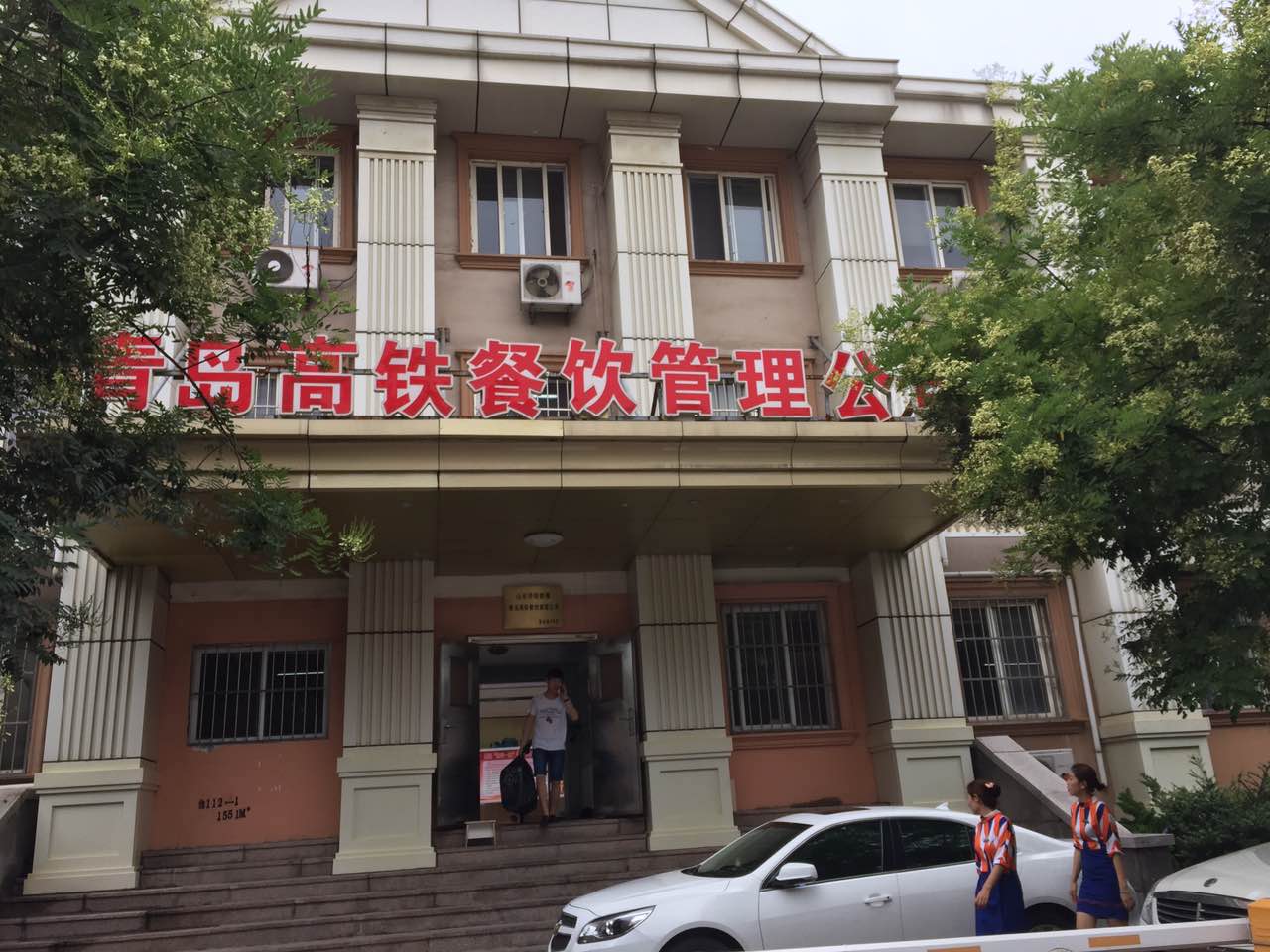 青島高鐵餐飲管理公司在我司引進(jìn)一臺(tái)金屬檢測儀